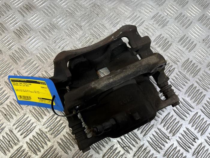 Remklauw (Tang) rechts-voor van een Mercedes-Benz CLA (117.3) 1.6 CLA-180 16V 2015