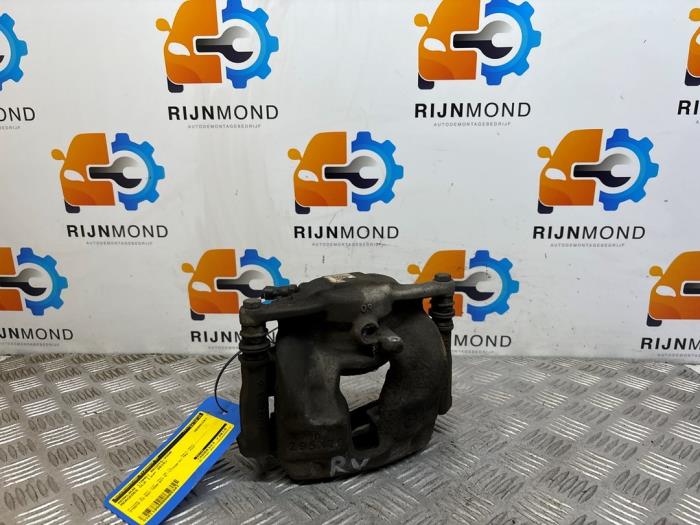 Remklauw (Tang) rechts-voor van een Mercedes-Benz CLA (117.3) 1.6 CLA-180 16V 2015