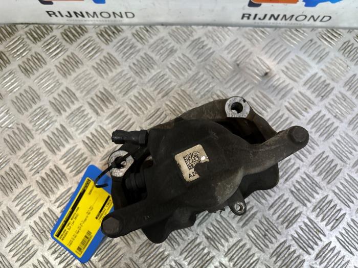 Remklauw (Tang) rechts-voor van een Mercedes-Benz CLA (117.3) 1.6 CLA-180 16V 2015