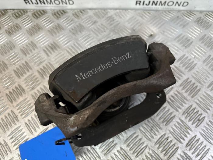 Remklauw (Tang) rechts-voor van een Mercedes-Benz CLA (117.3) 1.6 CLA-180 16V 2015