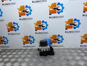 Używane Pompa ABS Mercedes CLA (117.3) 1.6 CLA-180 16V Cena € 272,25 Z VAT oferowane przez Autodemontage Rijnmond BV