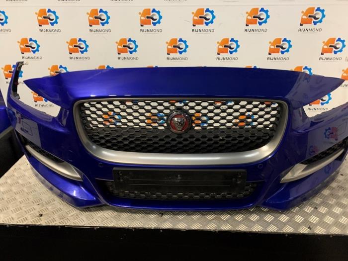 Främre stötfångare från en Jaguar XE 2.0d 180 16V 2016