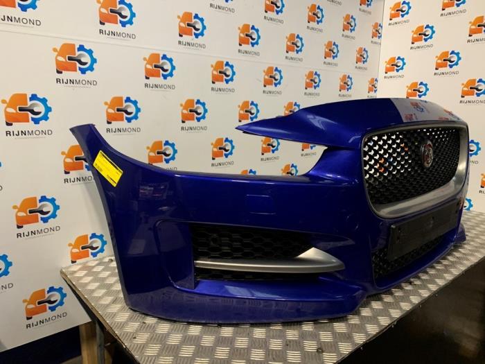 Främre stötfångare från en Jaguar XE 2.0d 180 16V 2016