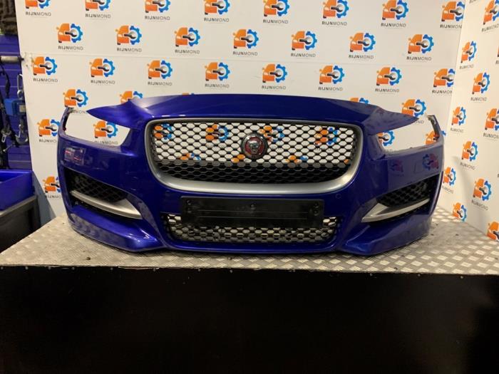 Främre stötfångare från en Jaguar XE 2.0d 180 16V 2016