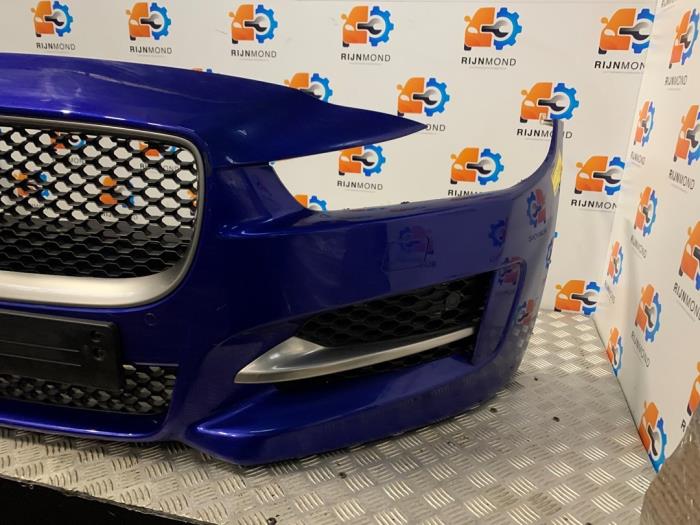 Främre stötfångare från en Jaguar XE 2.0d 180 16V 2016