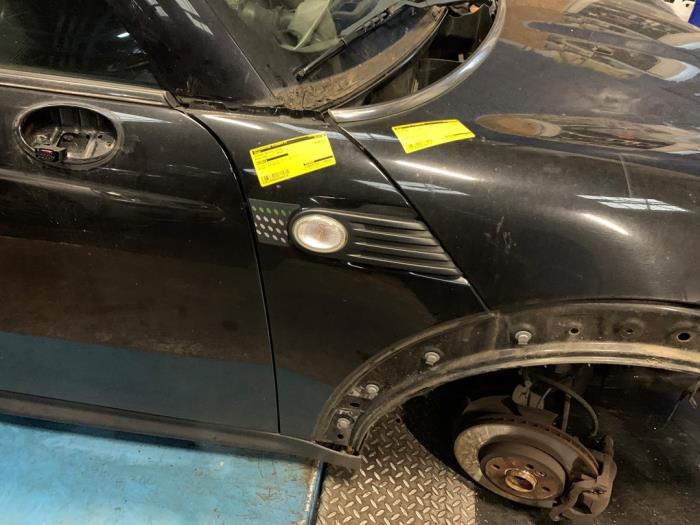 Spatbord rechts-voor van een MINI Mini (R56) 1.6 16V One 2010