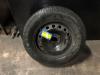 Velg + Band van een Renault Trafic New (FL), 2001 / 2014 2.0 dCi 16V 90, Bestel, Diesel, 1.995cc, 66kW (90pk), FWD, M9R692; M9RF6, 2010-10 / 2014-06, FLA0; FLAS; FLB0; FLBS; FLF0; FLW0 2014