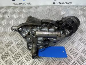 Używane Uchwyt filtra oleju Opel Astra J (PC6/PD6/PE6/PF6) 2.0 CDTI 16V 160 Ecotec Cena na żądanie oferowane przez Autodemontage Rijnmond BV