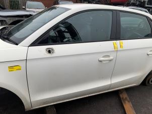 Begagnade Dörr, 4-dörrars, vänster fram Audi A1 Sportback (8XA/8XF) 1.6 TDI 16V Pris € 726,00 Inklusive moms erbjuds av Autodemontage Rijnmond BV