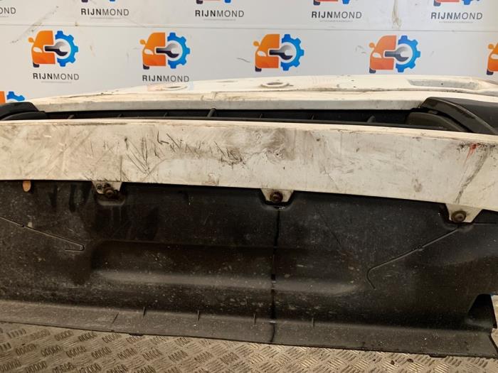 Främre stötfångare från en Ford Transit Custom 2.2 TDCi 16V 2014