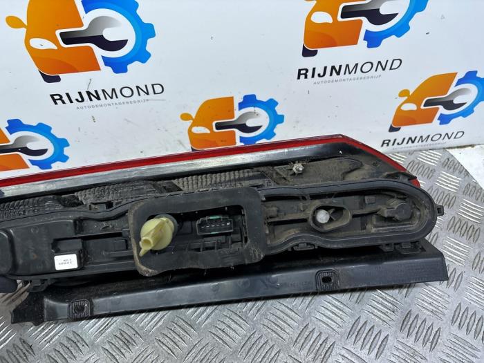 Baklykta, vänster från en Ford Transit Custom 2.2 TDCi 16V 2014