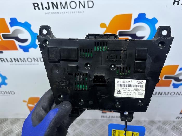 Radiokontrollpanel från en Ford Transit Custom 2.2 TDCi 16V 2014