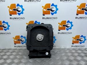 Używane Subwoofer BMW X1 (F48) xDrive 20d 2.0 16V Cena € 60,50 Z VAT oferowane przez Autodemontage Rijnmond BV