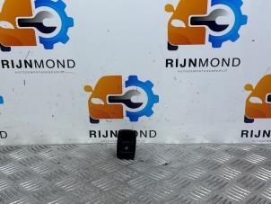 Używane Przelacznik pozycji fotela BMW X1 (F48) xDrive 20d 2.0 16V Cena € 12,10 Z VAT oferowane przez Autodemontage Rijnmond BV