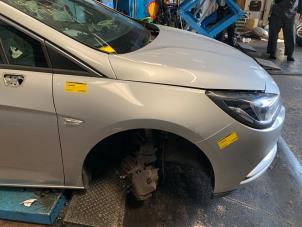 Gebruikte Spatbord rechts-voor Opel Astra K Sports Tourer 1.6 CDTI 110 16V Prijs € 211,75 Inclusief btw aangeboden door Autodemontage Rijnmond BV