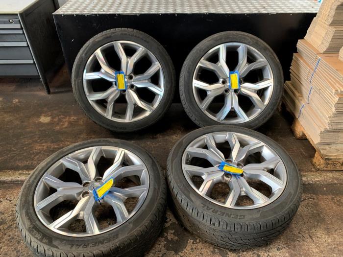 Velgen set + banden van een Land Rover Range Rover Evoque (LVJ/LVS) 2.2 SD4 16V 2015