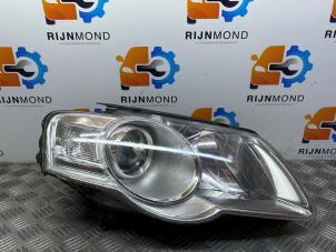 Używane Reflektor prawy Volkswagen Passat (3C2) 2.0 FSI 16V Cena € 50,00 Procedura marży oferowane przez Autodemontage Rijnmond BV