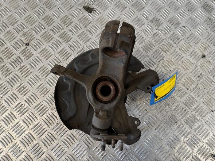 Fusee links-voor van een Volkswagen Polo V (6R) 1.4 TDI DPF BlueMotion technology 2014