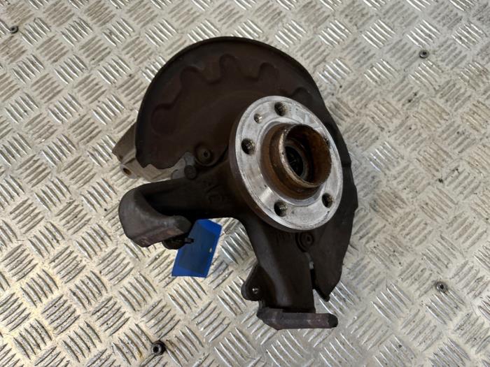 Fusee links-voor van een Volkswagen Polo V (6R) 1.4 TDI DPF BlueMotion technology 2014