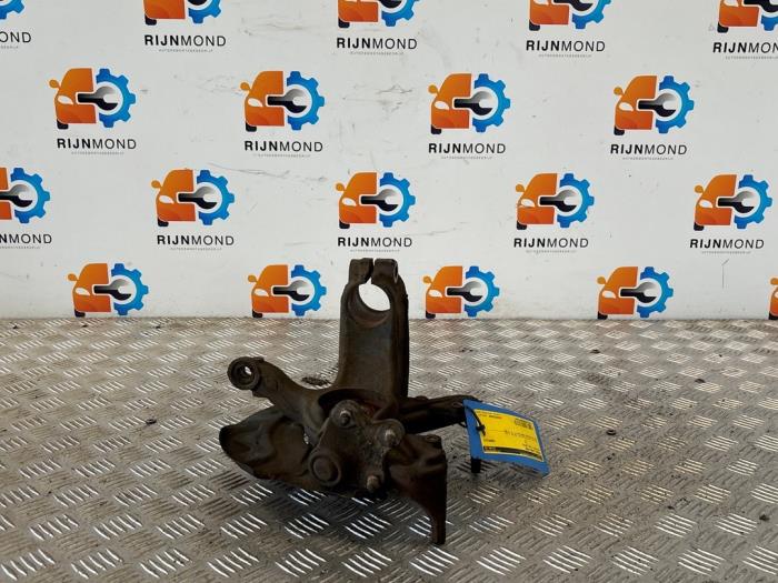 Fusee links-voor van een Volkswagen Polo V (6R) 1.4 TDI DPF BlueMotion technology 2014