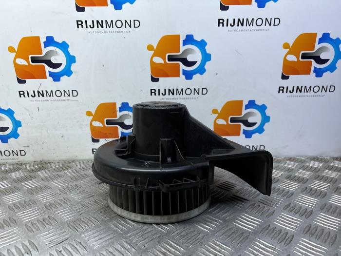 Silnik wentylatora nagrzewnicy z Volkswagen Polo V (6R) 1.4 TDI DPF BlueMotion technology 2014