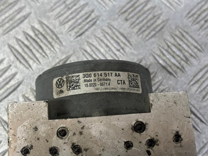 Pompa ABS z Volkswagen Golf VII (AUA) 1.0 TSI 12V BlueMotion 2016