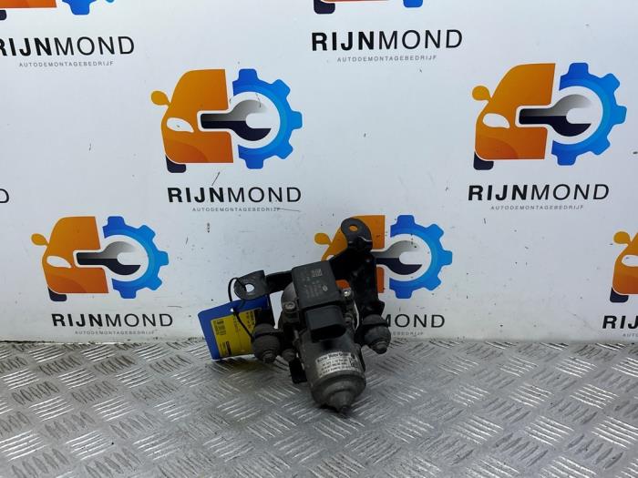 Pompa drugorzedna z Volkswagen Golf VII (AUA) 1.0 TSI 12V BlueMotion 2016