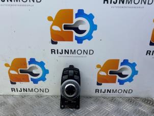 Używane Przycisk I-Drive BMW 1 serie (F20) 116d 1.5 12V TwinPower Cena € 60,50 Z VAT oferowane przez Autodemontage Rijnmond BV