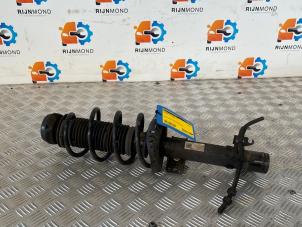 Gebruikte Schokdemper rechts-voor Volkswagen Polo V (6R) 1.0 12V BlueMotion Technology Prijs € 70,00 Margeregeling aangeboden door Autodemontage Rijnmond BV