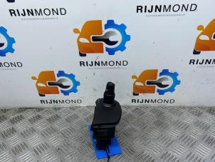 Gebruikte Ruitenwis Schakelaar Renault Clio III (BR/CR) 1.2 16V 75 Prijs € 29,99 Margeregeling aangeboden door Autodemontage Rijnmond BV