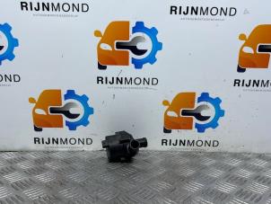 Begagnade Extra vattenpump Skoda Kamiq 1.0 TSI 12V Pris på förfrågan erbjuds av Autodemontage Rijnmond BV