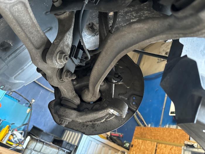 Spindel, vänster fram från en Mercedes-Benz C Estate (S205) C-180 1.6 16V BlueEfficiency 2017