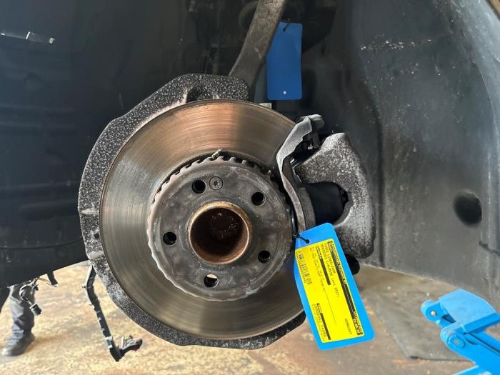 Spindel, vänster fram från en Mercedes-Benz C Estate (S205) C-180 1.6 16V BlueEfficiency 2017