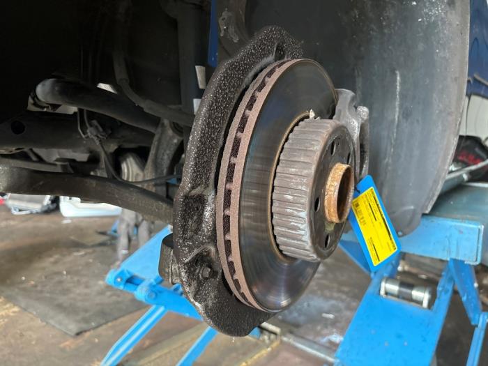 Spindel, vänster fram från en Mercedes-Benz C Estate (S205) C-180 1.6 16V BlueEfficiency 2017