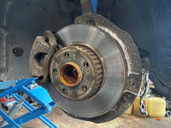 Spindel, höger fram från en Mercedes-Benz C Estate (S205) C-180 1.6 16V BlueEfficiency 2017