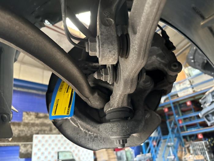 Spindel, höger fram från en Mercedes-Benz C Estate (S205) C-180 1.6 16V BlueEfficiency 2017