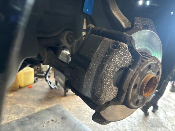 Spindel, höger fram från en Mercedes-Benz C Estate (S205) C-180 1.6 16V BlueEfficiency 2017