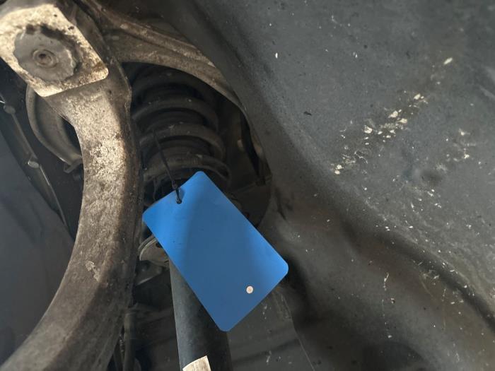 Stötdämpare, vänster fram från en Mercedes-Benz C Estate (S205) C-180 1.6 16V BlueEfficiency 2017