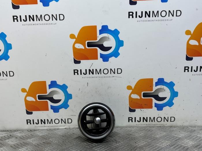 Luftmunstycke, instrumentbräda från en Mercedes-Benz C Estate (S205) C-180 1.6 16V BlueEfficiency 2017