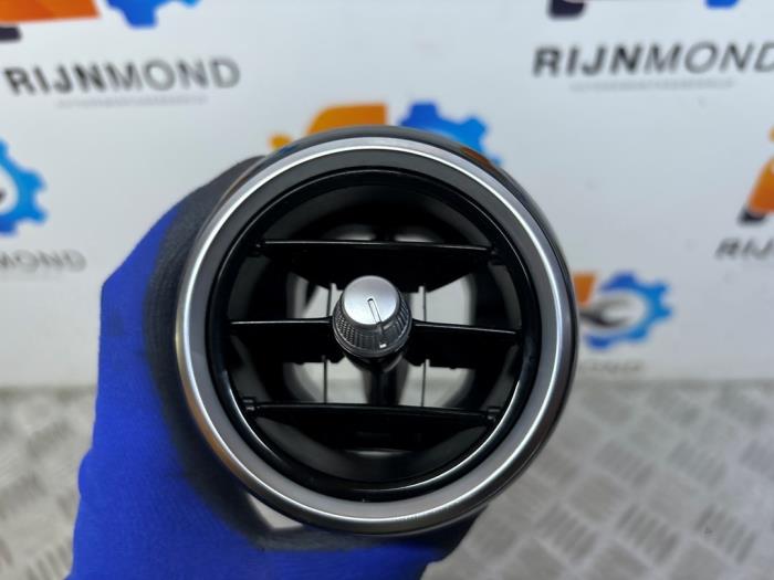 Luftmunstycke, instrumentbräda från en Mercedes-Benz C Estate (S205) C-180 1.6 16V BlueEfficiency 2017