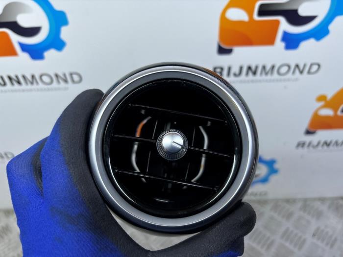 Luftmunstycke, instrumentbräda från en Mercedes-Benz C Estate (S205) C-180 1.6 16V BlueEfficiency 2017