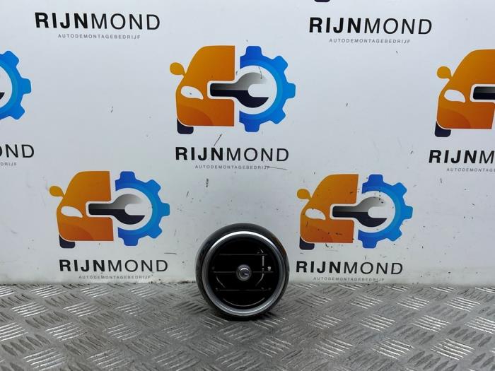 Luftmunstycke, instrumentbräda från en Mercedes-Benz C Estate (S205) C-180 1.6 16V BlueEfficiency 2017