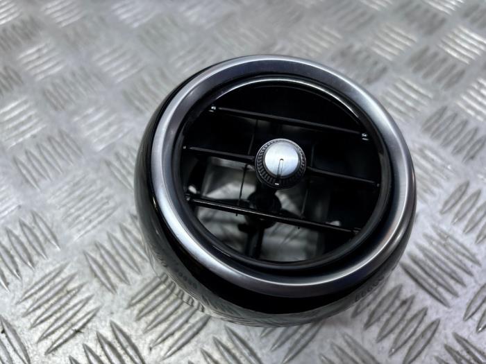 Luftmunstycke, instrumentbräda från en Mercedes-Benz C Estate (S205) C-180 1.6 16V BlueEfficiency 2017