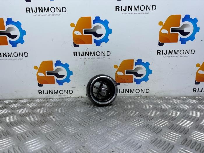 Luftmunstycke, instrumentbräda från en Mercedes-Benz C Estate (S205) C-180 1.6 16V BlueEfficiency 2017