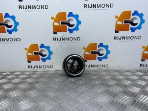 Begagnade Luftmunstycke, instrumentbräda Mercedes C Estate (S205) C-180 1.6 16V BlueEfficiency Pris € 24,99 Marginaltabell erbjuds av Autodemontage Rijnmond BV