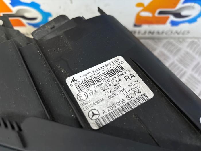 Strålkastare, höger från en Mercedes-Benz C Estate (S205) C-180 1.6 16V BlueEfficiency 2017