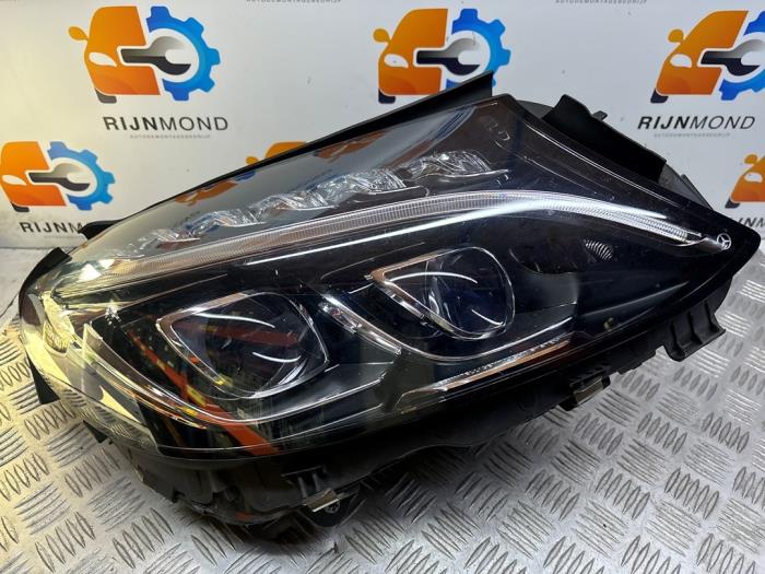 Strålkastare, höger från en Mercedes-Benz C Estate (S205) C-180 1.6 16V BlueEfficiency 2017