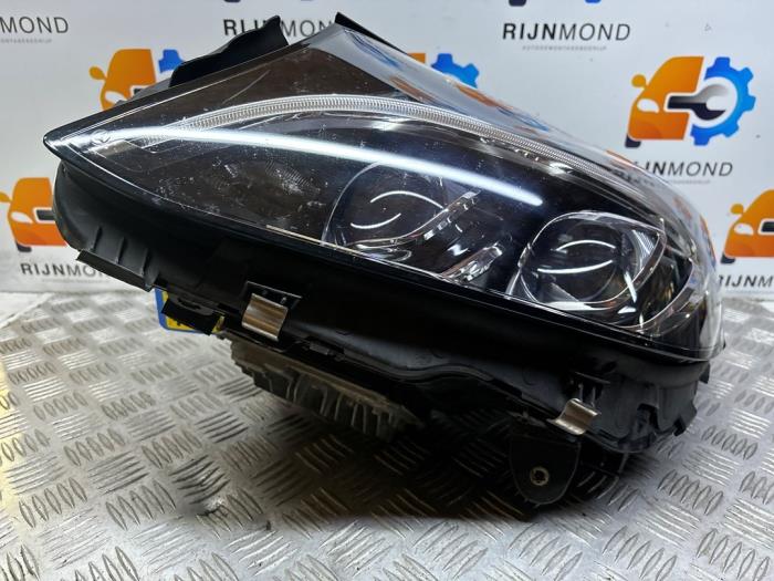 Strålkastare, vänster från en Mercedes-Benz C Estate (S205) C-180 1.6 16V BlueEfficiency 2017