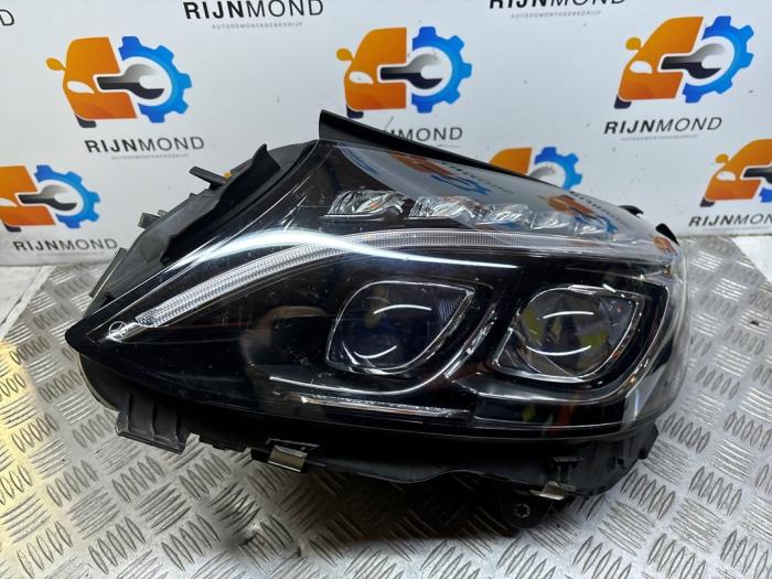 Strålkastare, vänster från en Mercedes-Benz C Estate (S205) C-180 1.6 16V BlueEfficiency 2017