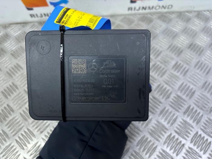 ABS-pump från en Mercedes-Benz C Estate (S205) C-180 1.6 16V BlueEfficiency 2017